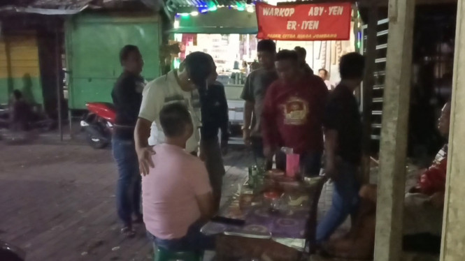 Polisi saat melakukan razia warung di pasar legi Jombang