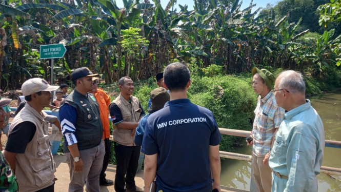 Delegasi Jepang saat mengunjungi kawasan langganan banjir