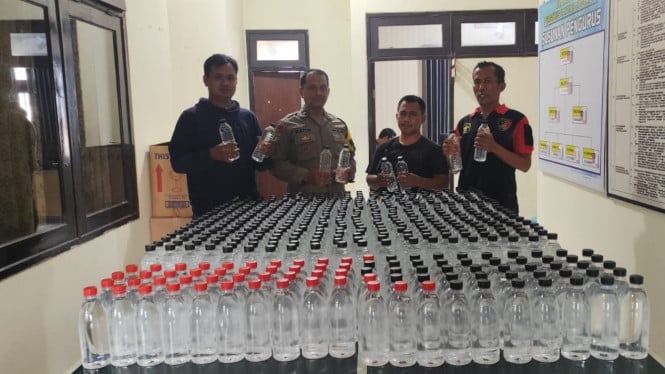 Ratusan botol miras yang diamankan polisi di Jombang