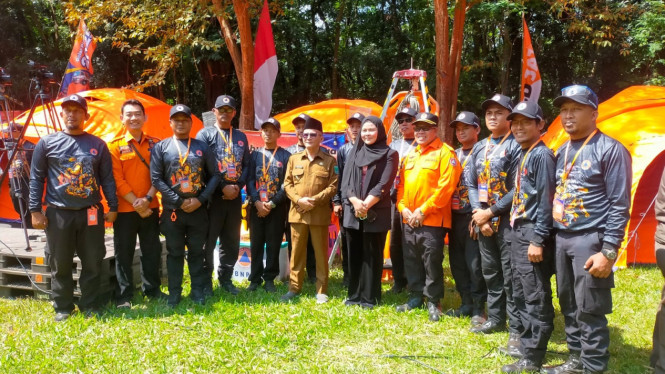 Wabup Pasuruan Shobih Asrori bersama peserta Apel Karhutla