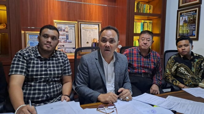 Kuasa hukum Eka, Yayan Riyanto bersama tim