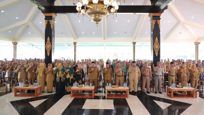 Bupati Jombang Warsubi bersama pengurus Kopdes