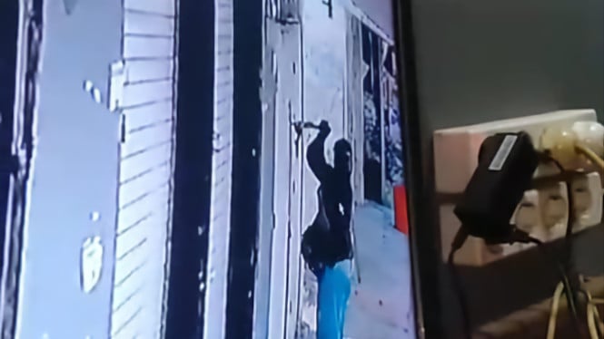 Tangkapan layar cctv milik toko emas.