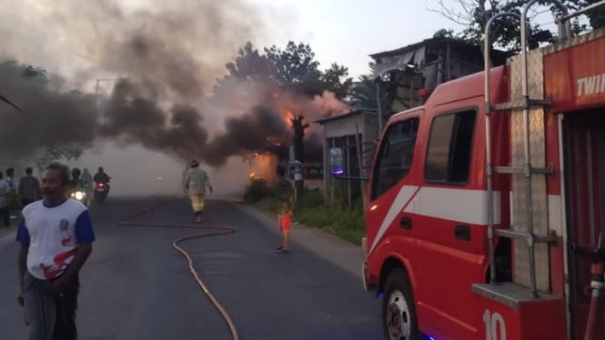 Kondisi api yang membakar toko di Jombang