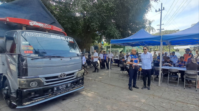 Wali Kota Malang, Wahyu Hidayat saat razia kendaraan