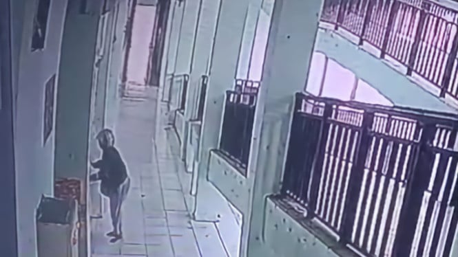 Aksi wanita berhijab saat mencuri barang di pasar Perak