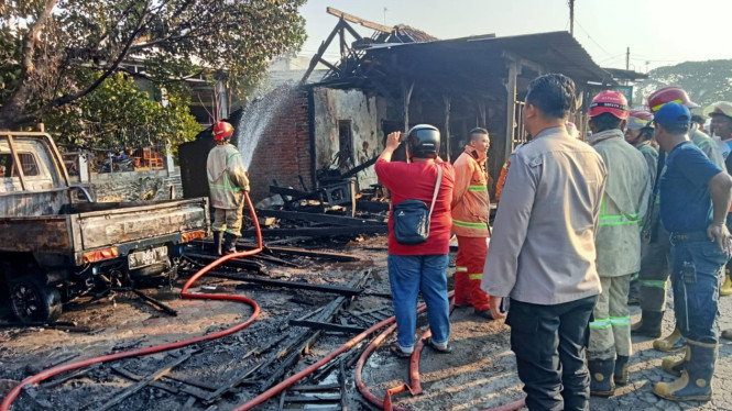 Kondisi api yang membakar mebel di Jombang
