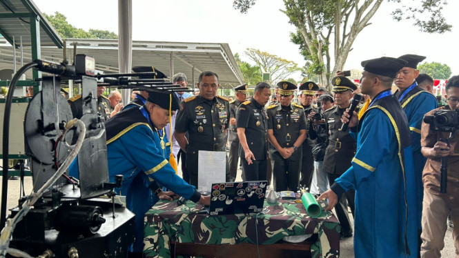 Komandan Kodiklat TNI AD, saat memantau hasil karya para lulusan