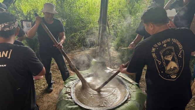 Jenang bareng masyarakat Desa Tulungrejo, Kota Batu.