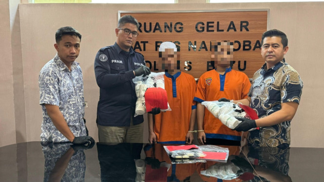 Polres Batu bersama kedua tersangka