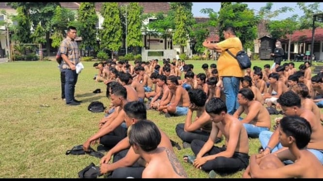 Ratusan anggota Batandos saat diamankan Polres Jombang.