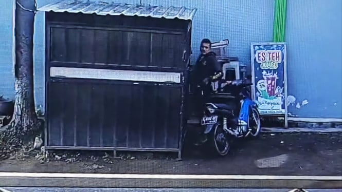Rekaman CCTV aksi pelaku pencurian tabung LPG 3 kilogram