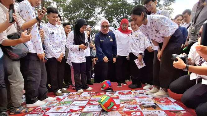 Menteri PPPA bersama Gubernur Jatim saat mengunjungi stan edukasi