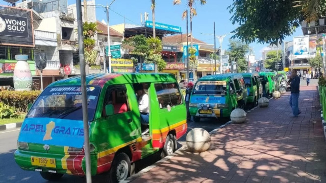 Pelajar saat menggunakan angkutan gratis