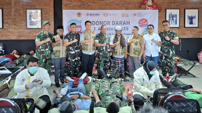 Pangdif 2/Kostrad saat melihat proses donor darah di PT Hati