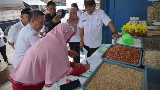 Petugas Disperindag saat monitoring pedagang beras