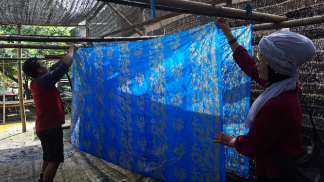 Proses pembuatan batik di Mojotrisnno, Jombang.