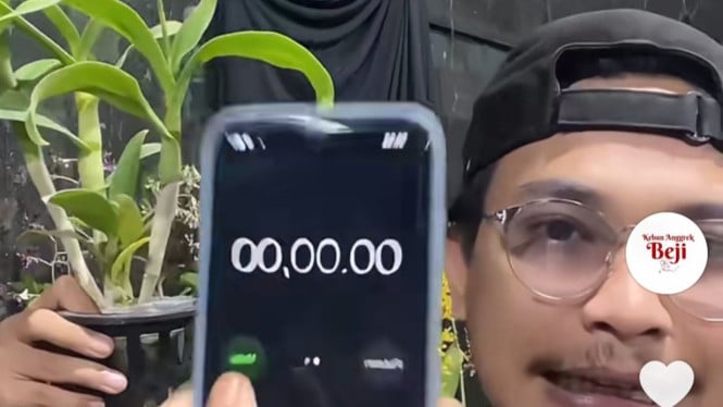 Bilal pemilik Kebun Anggrek Beji Kota Batu menunjukkan live tiktok