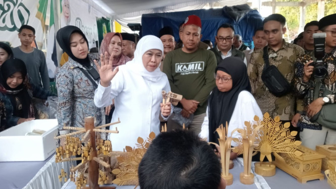 Gubernur Khofifah saat kunjungi pedagang di Jombang