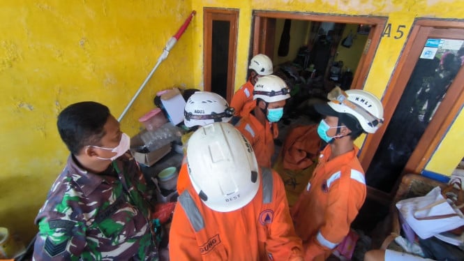 Petugas BPBD Kabupaten Jombang saat evakuasi mayat