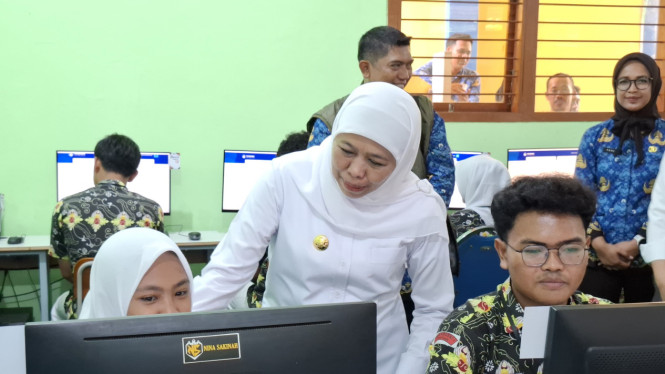 Gubernur Jatim Khofifah msaat meninjau TKA di SMAN 1 Pandaan
