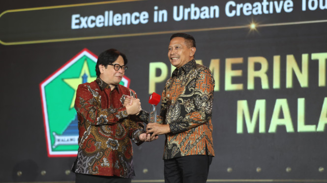 Wali Kota Malang, Wahyu Hidayat saat menerima penghargaan