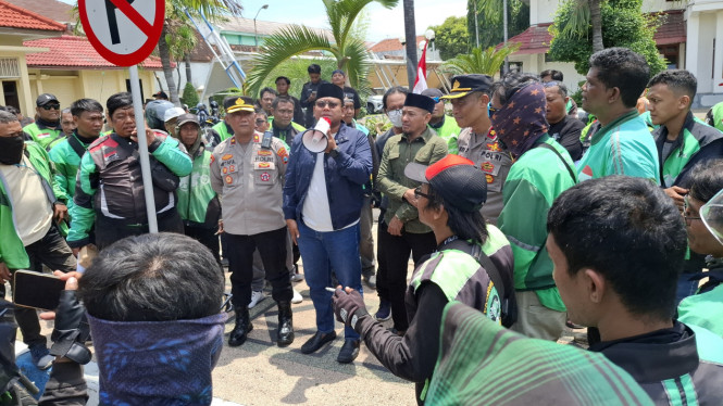 Ratusan ojol Kota Pasuruan demo di kantor DPRD
