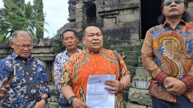 Ketua YPTT, Hadi Suwarno Putro menunjukan laporan polisi