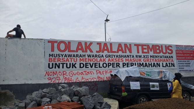 Pagar tembok Perumahan Griya Shanta yang akan dirobohkan