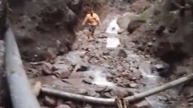 Petugas membawa material pipa