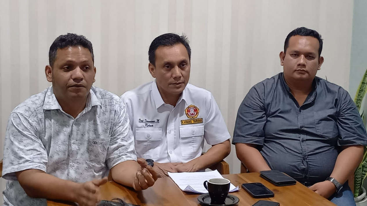 Ketua Karang Taruna Sumut, Dedi Dermawan Milaya (tengah).
