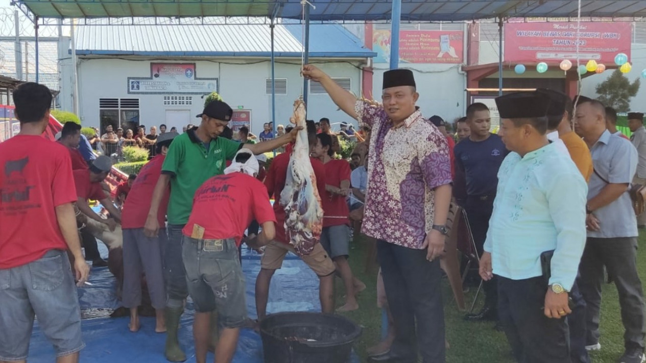 Kalapas Binjai, Theo Adrianus Purba didampingi KPLP, Pariaman Saragih saksikan penyembelihan hewan kurban.