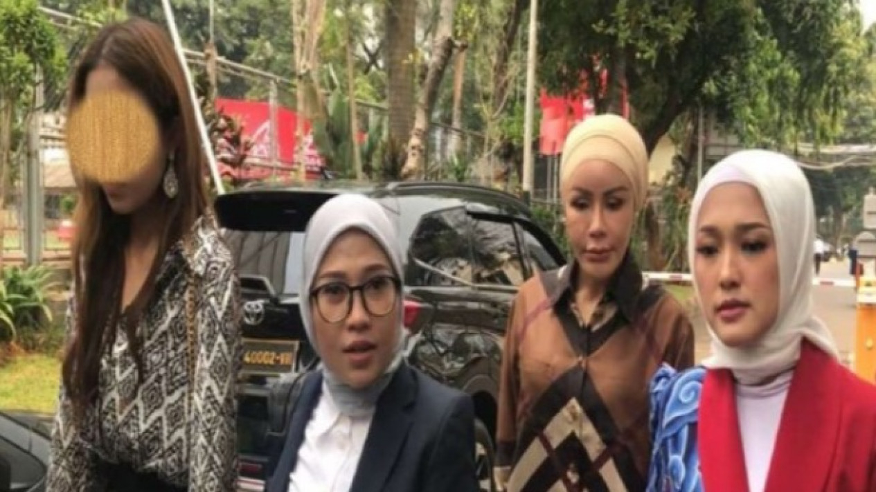 Salah satu finalis Miss Universe Indonesia 2023 mendatangi Mapolda Metro Jaya.