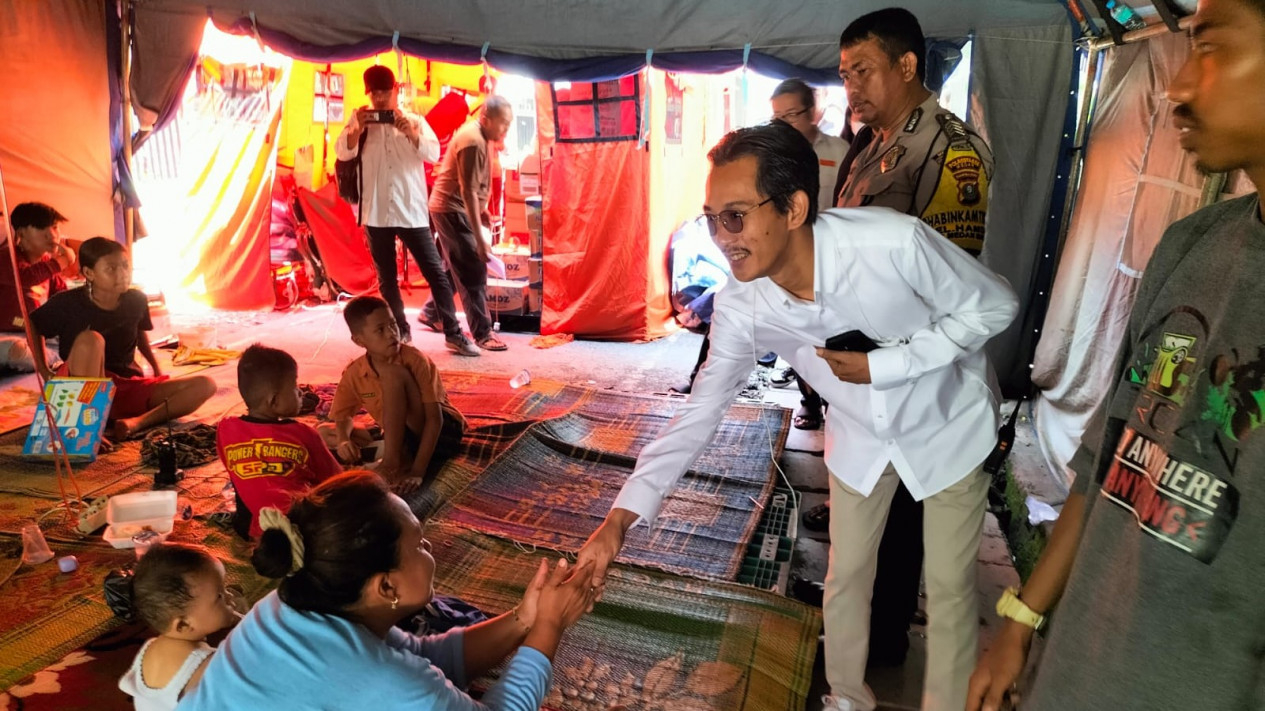 Relawan JP 08 serahkan bantuan kepada korban kebakaran di Jalan Badur, Medan.