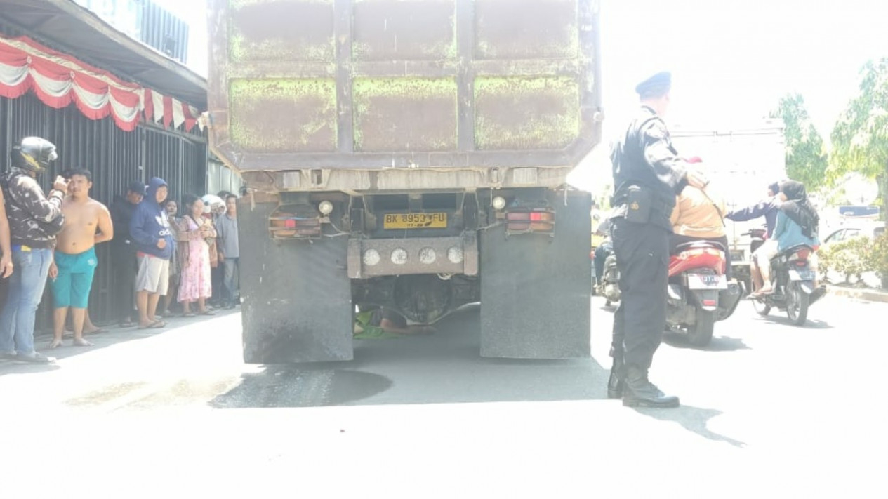 Truk yang melindas pemotor di depan Mako Brimob Binjai.
