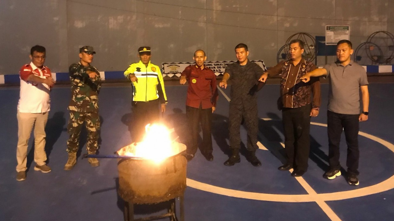 Petugas memusnahkan barang terlarang miliki warga binaan Lapas Narkotika Pematangsiantar.