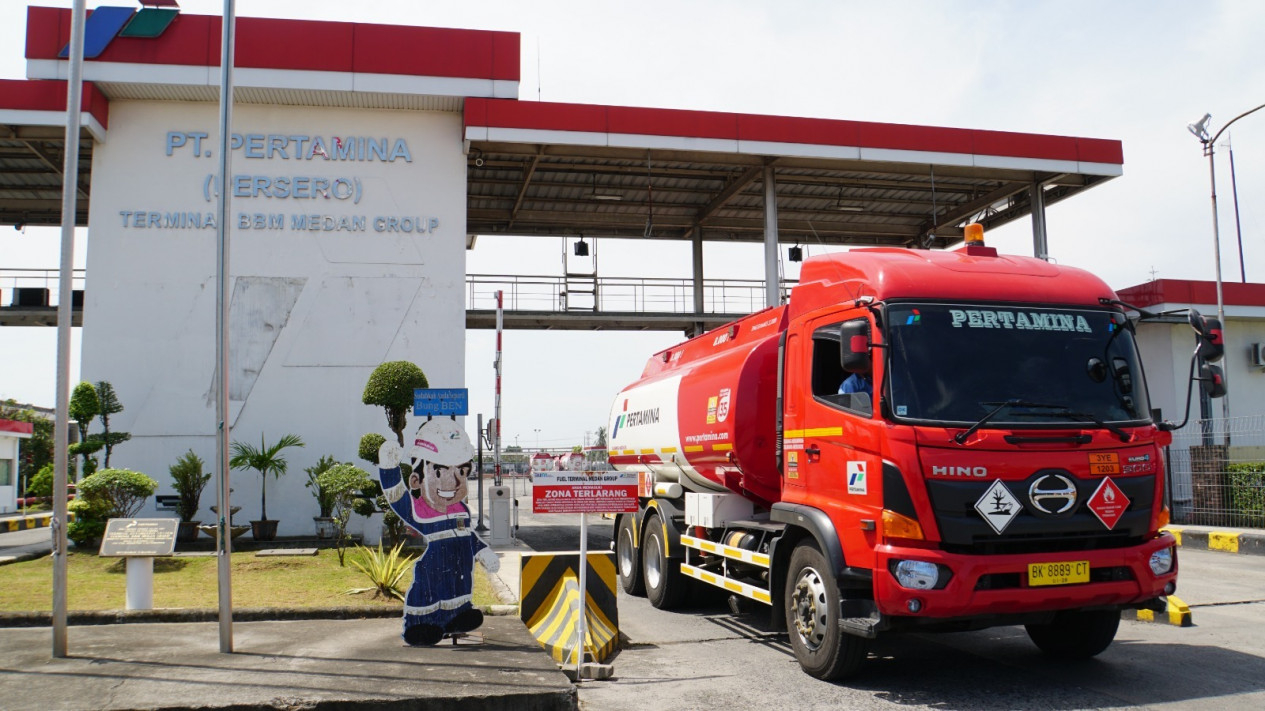 Aktivitas pendistribusian BBM oleh Pertamina di Medan.