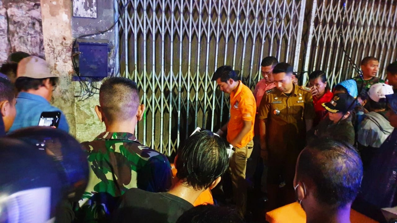 Petugas evakuasi jasad remaja wanita penjual tisu tewas diduga tersetrum listrik.