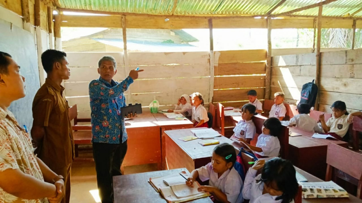 Kepala Ombudsman Sumut, Abyadi Siregar melihat kondisi SD Negeri 100420 di Kabupaten Paluta.