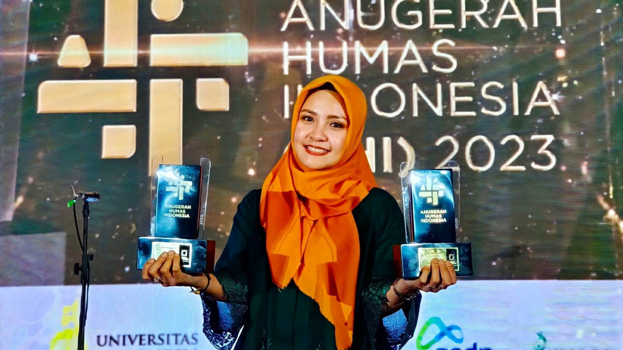 Kepala Humas, Promosi dan Protokoler USU, Amalia Meutia menerima penghargaan AHI 2023.