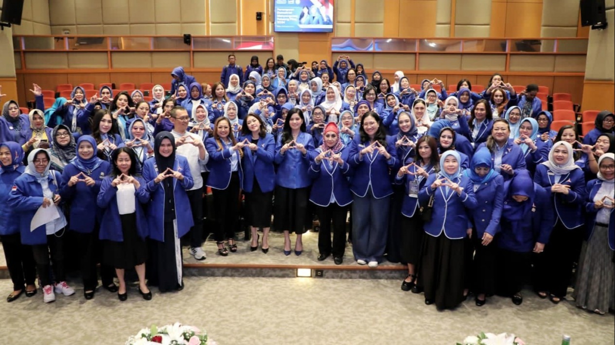 Ketua Umum Srikandi Demokrat Annisa Pohan Yudhoyono bersama caleg perempuan Demokrat.