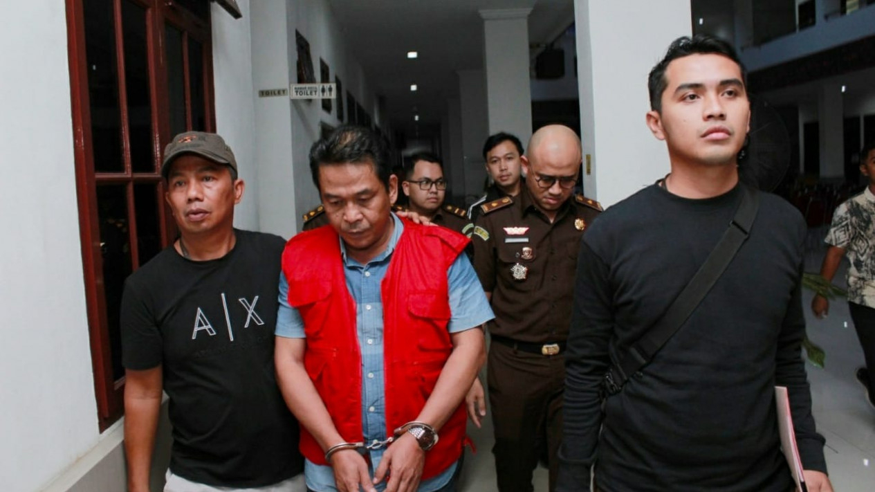 Tersangka dugaan korupsi BMBK UPT Jalan dan Jembatan Gunungsitoli, TT, ditahan penyidik Kejati Sumut.