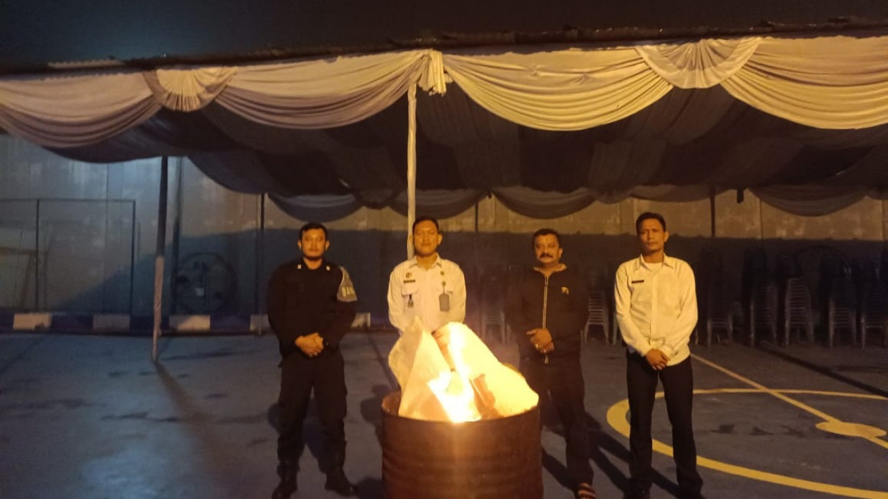 Pemusnahan barang yang tidak diperbolehkan milik warga binaan Lapas Narkotika Pematangsiantar.