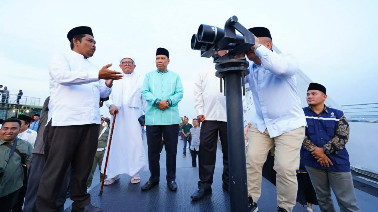 Rektor UMSU, Prof. Dr. Agussani saksikan pemantauan hilal dengan teleskop milik OIF UMSU.