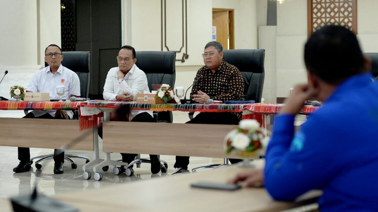 Kemkominfo dan KONI bahas kesiapan Media Center dalam peliputan PON 2024 di Kantor Gubernur Sumut.