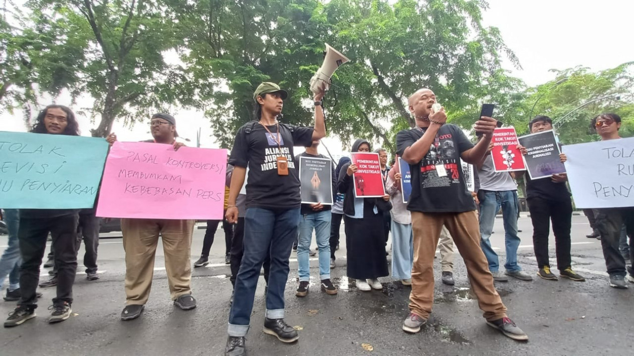 Puluhan Jurnalis di Medan menggelar unjuk rasa tolak RUU Penyiaran di DPRD Sumut.