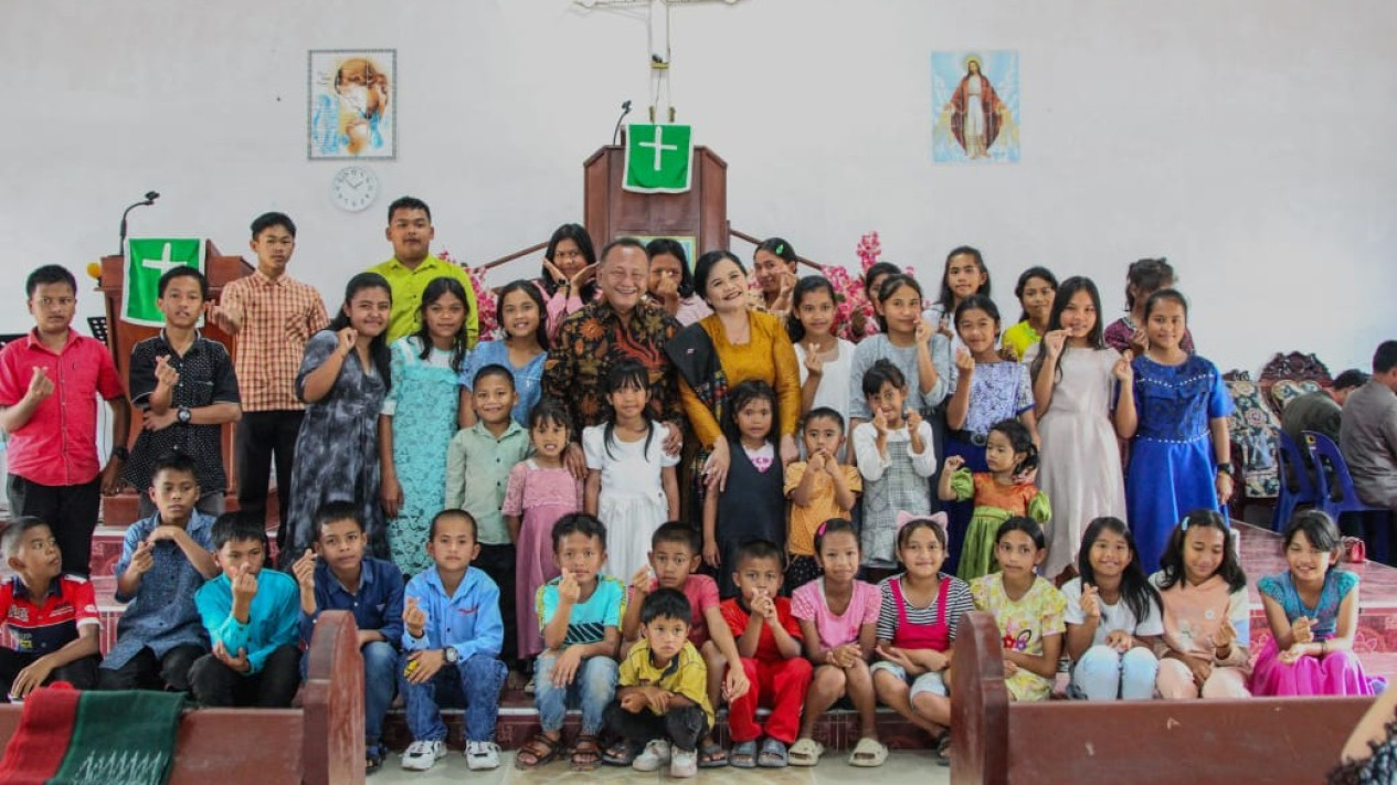 Dr. Hendri Tumbur Simamora, SE, M.Si bersama istri Astilda Sinabutar, silaturahmi dengan janda lanjut usia yang tergabung dalam Paduan Puara Inang Namabalu Gereja HKBP Siria-ria