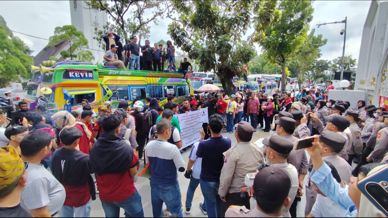 Aksi unjuk rasa Formanas di depan Kantor Gubernur Sumut.