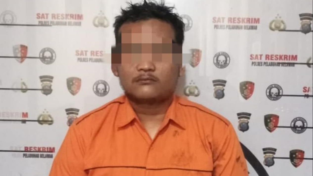 Driver Taksi Online, R saat diamankan petugas kepolisian.