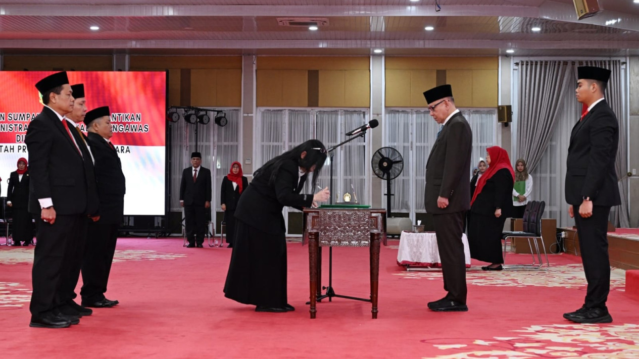 Pj Sekda Sumut, Effendy Pohan saat melantik puluhan pejabat di lingkungan Pemprov Sumut.